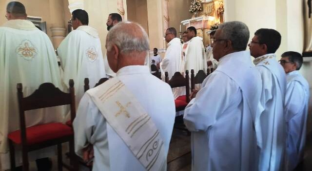 Missa dos Santos Oléos na Catedral de Sant'ana. (Foto: Ney Silva/Acorda Cidade)