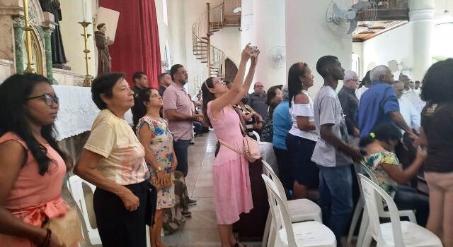 Missa dos Santos Oléos na Catedral de Sant'ana. (Foto: Ney Silva/Acorda Cidade)