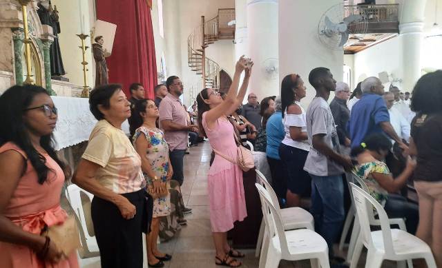 Missa dos Santos Oléos na Catedral de Sant'ana. (Foto: Ney Silva/Acorda Cidade)