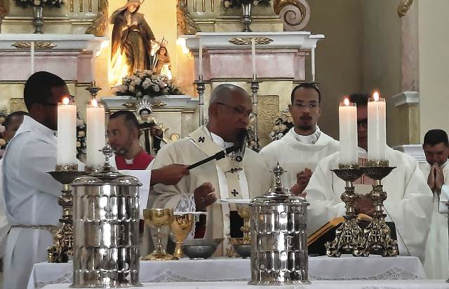 Missa dos Santos Oléos na Catedral de Sant'ana. (Foto: Ney Silva/Acorda Cidade)