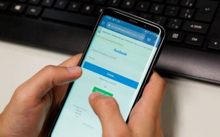 Rio de Janeiro - Uso de redes sociais para navegação na internet em telefones celulares do tipo smartphone para comunicação. (Fernando Frazão/Agência Brasil)