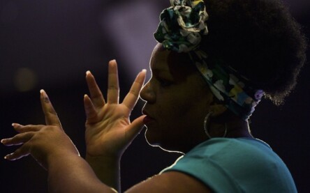 Brasília - A tradutora de Libras, Tatiane Elisabeth  participa do quinto dia de debates, oficinas, literatura, no 9º Festival Latinidades (José Cruz/Agência Brasil)