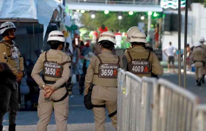 Abordagem da PM  na Micareta de Feira