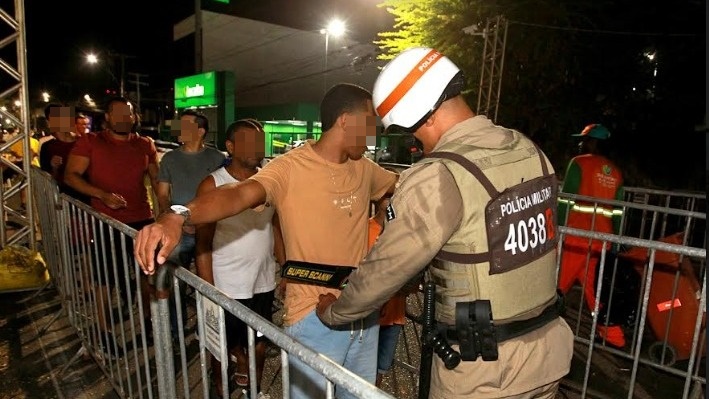 Abordagem da PM na Micareta de Feira