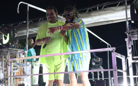 Público se diverte com coreografias durante passagem do É o Tchan na Micareta de Feira