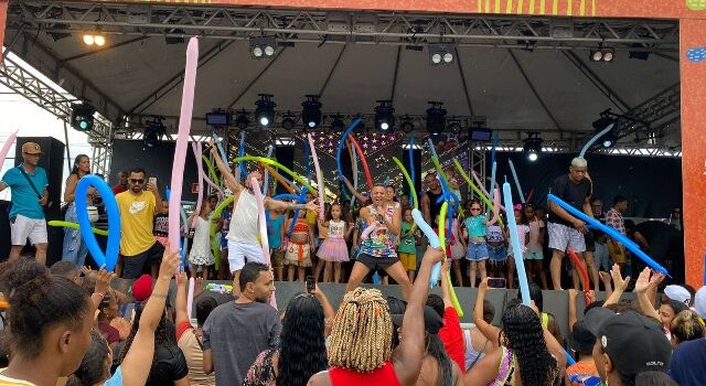 Luciano Mello e crianças no palco da micareta de feira 2023 capa