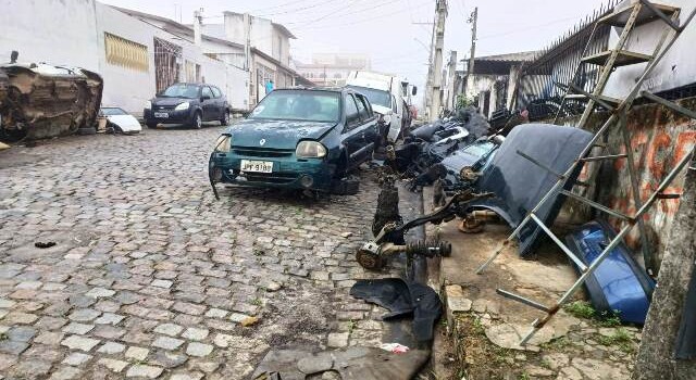 Carcaças de carros na Barroquinha_ Foto Paulo José Acorda Cidade