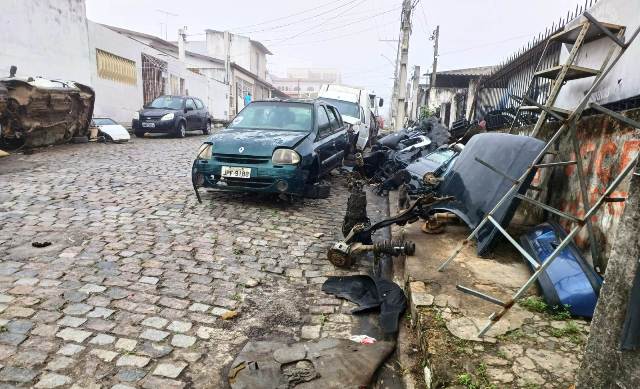 Carcaças de carros na Barroquinha_ Foto Paulo José Acorda Cidade