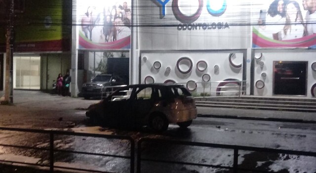 Carro incendiado