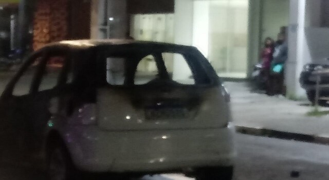 Carro incendiado