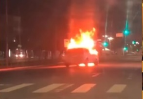 Carro incendiado