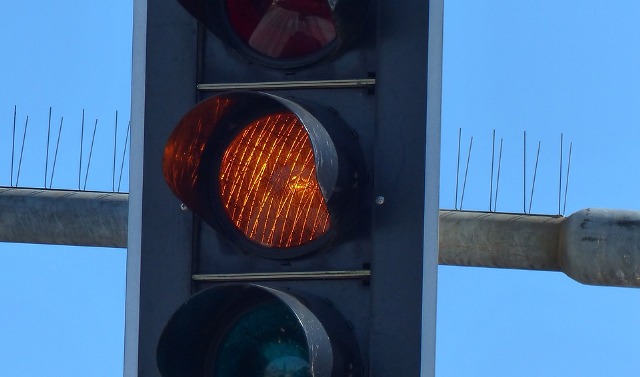 Sinal amarelo no semáforo