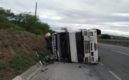 Carreta tombada