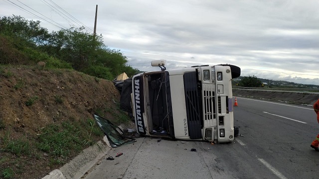 Carreta tombada