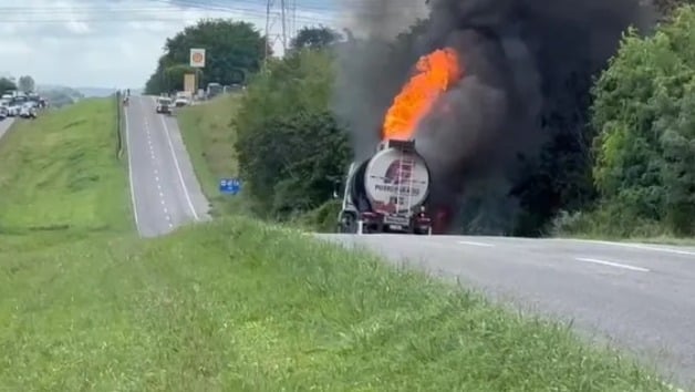 carreta com combustível pegou fogo