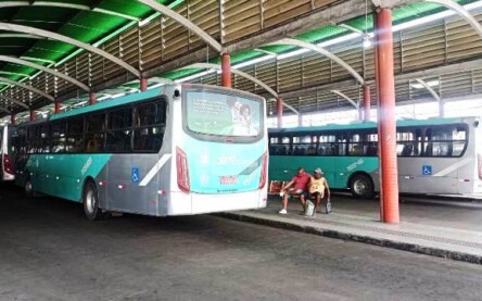 ônibus empresa rosa no terminal central