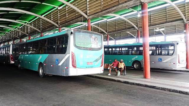 ônibus empresa rosa no terminal central