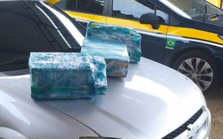 PRF prende casal com 52kg de maconha na BR-324 em Feira de Santana