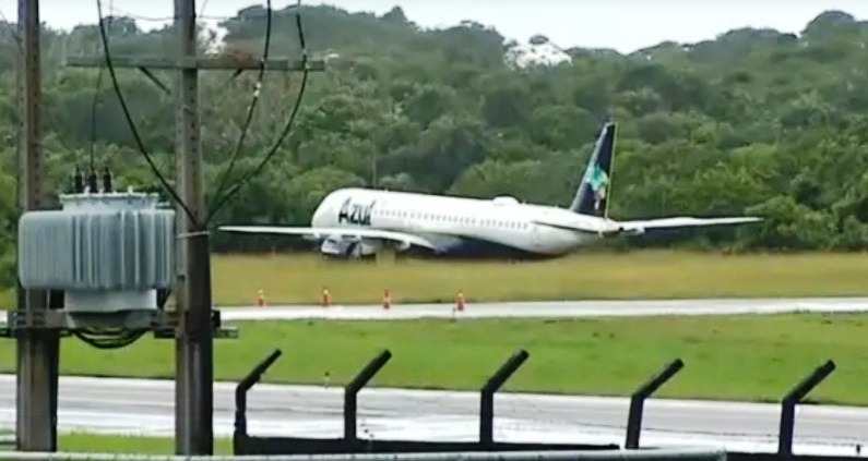 avião sai da pista