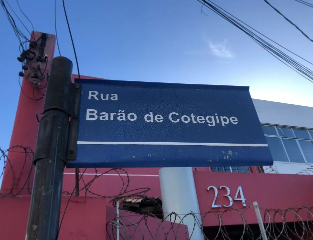 Placa da rua Barão de Cotegipe, em Salvador — Foto: Victor Hernandes/g1