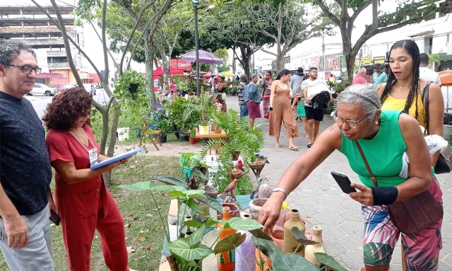 Feira de artes na Avenida Foto Valdenir Lima