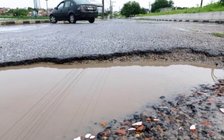 Via lateral na Eduardo Fróes da Mota_ Foto Ed Santos Acorda Cidade