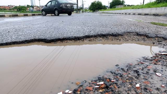 Via lateral na Eduardo Fróes da Mota_ Foto Ed Santos Acorda Cidade