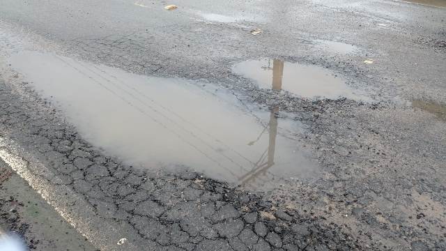 Via lateral na Eduardo Fróes da Mota_ Foto Ed Santos Acorda Cidade