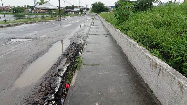 Via lateral na Eduardo Fróes da Mota_ Foto Ed Santos Acorda Cidade