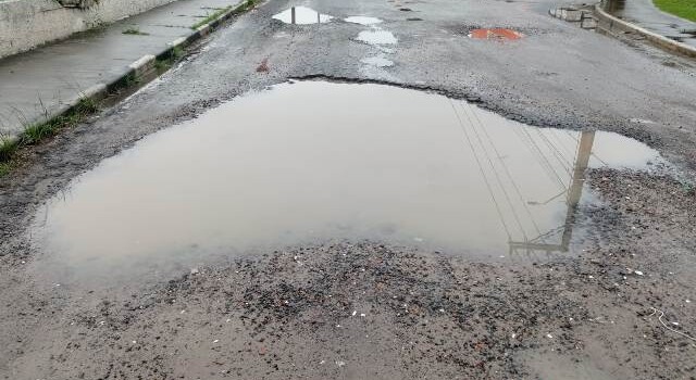 Via lateral na Eduardo Fróes da Mota_ Foto Ed Santos Acorda Cidade