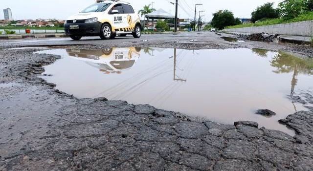 Via lateral na Eduardo Fróes da Mota_ Foto Ed Santos Acorda Cidade