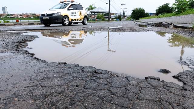 Via lateral na Eduardo Fróes da Mota_ Foto Ed Santos Acorda Cidade