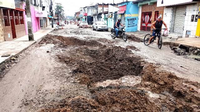 Obra de drenagem na Rua Papa João XVIII_ Foto Ed Santos Acorda Cidade