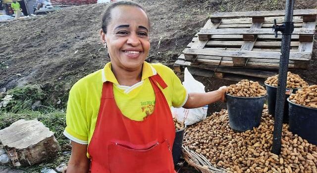 Vendedora Vânia Lúcia Pereira_ Foto Ney Silva Acorda Cidade