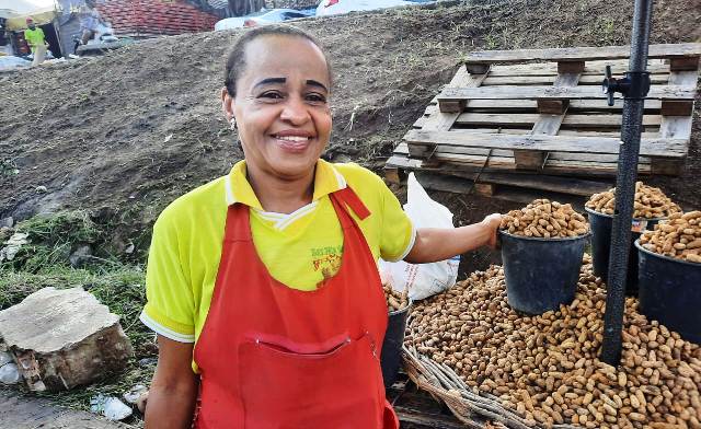 Vendedora Vânia Lúcia Pereira_ Foto Ney Silva Acorda Cidade