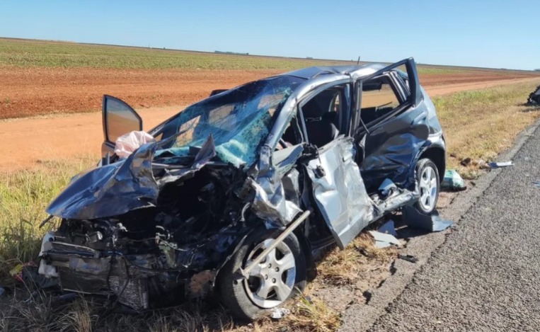 acidente entre três carros deixa dois mortos e cinco feridos