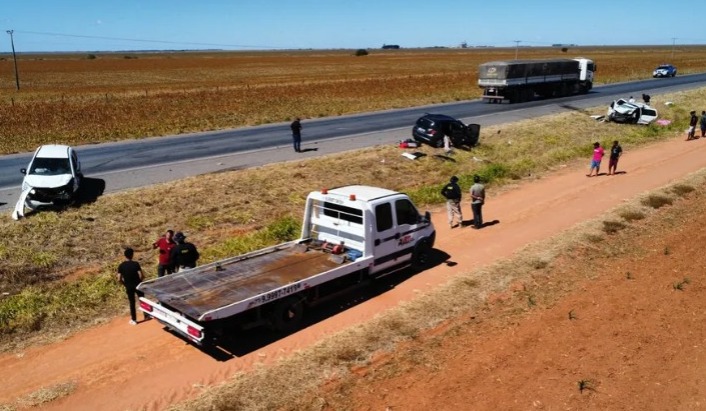 acidente entre três carros deixa dois mortos e cinco feridos