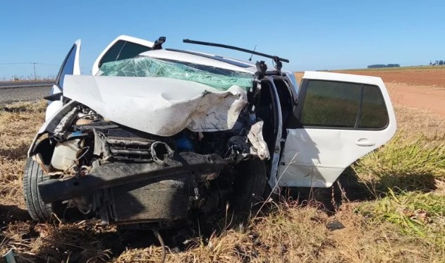 acidente entre três carros deixa dois mortos e cinco feridos 