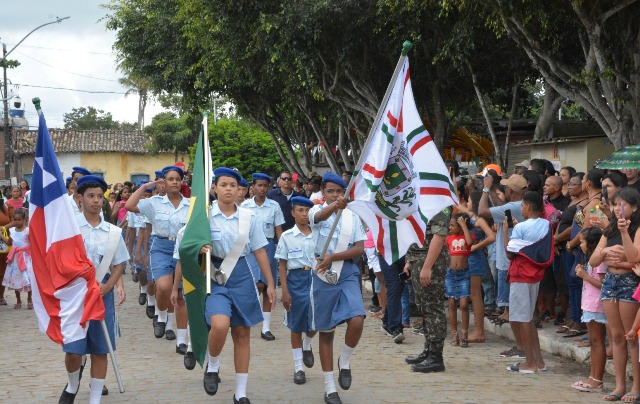 Alunos da Escola Cívico Militar de Feira de Santana no desfile do 2 de julho