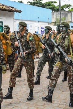 Militares do exército no Desfile civico-miliar em comememoração ao 2 de julho, dia da Independência da Bahia