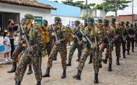 Militares do exército no Desfile civico-miliar em comememoração ao 2 de julho, dia da Independência da Bahia