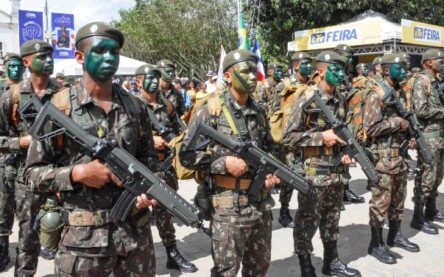 Militares do exército no Desfile civico-miliar em comememoração ao 2 de julho, dia da Independência da Bahia