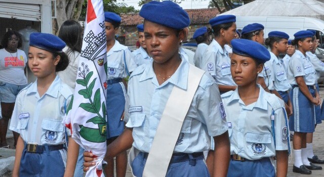 Alunos da Escola Cívico Militar de Feira de Santana no desfile do 2 de julho
