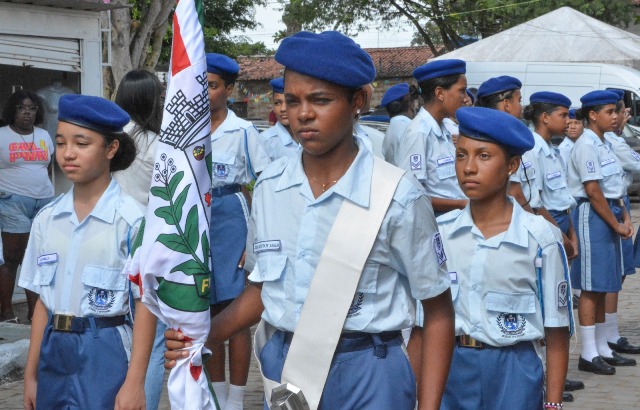 Alunos da Escola Cívico Militar de Feira de Santana no desfile do 2 de julho