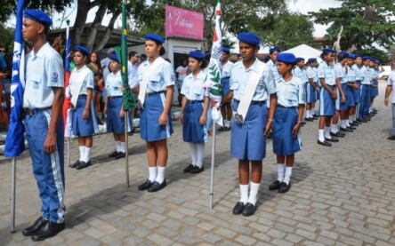 Alunos da Escola Cívico Militar de Feira de Santana no desfile do 2 de julho