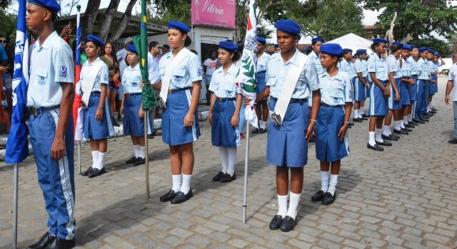 Alunos da Escola Cívico Militar de Feira de Santana no desfile do 2 de julho