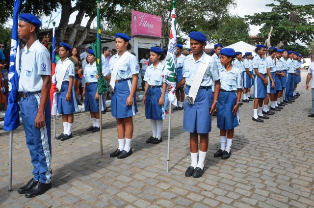 Alunos da Escola Cívico Militar de Feira de Santana no desfile do 2 de julho