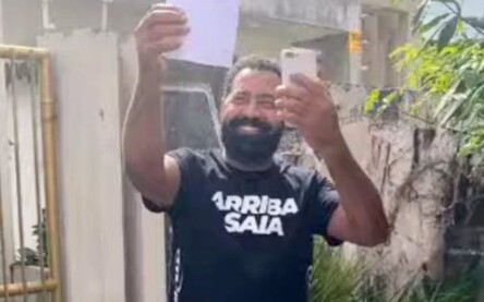Cantor grava vídeo em frente ao posto da PF | Imagem: Reprodução