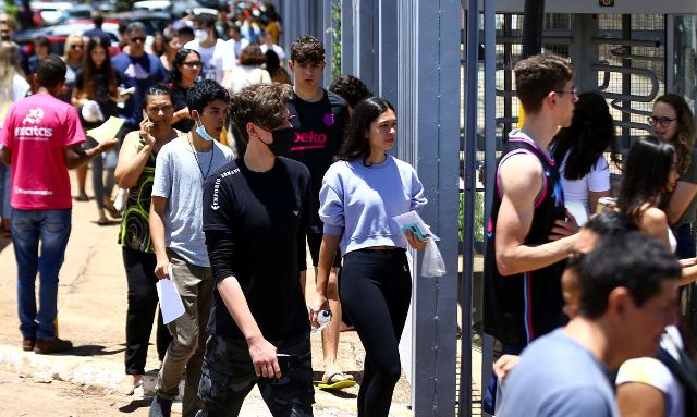 Candidatos comparecem a local de prova para a primeira etapa do Exame Nacional do Ensino Médio (Enem) 2022.