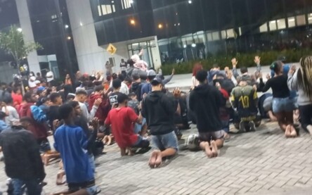 Familiares e amigos de jovem baleado em briga de trânsito fazem corrente de orações em frente a hospital | Foto: Redes Sociais